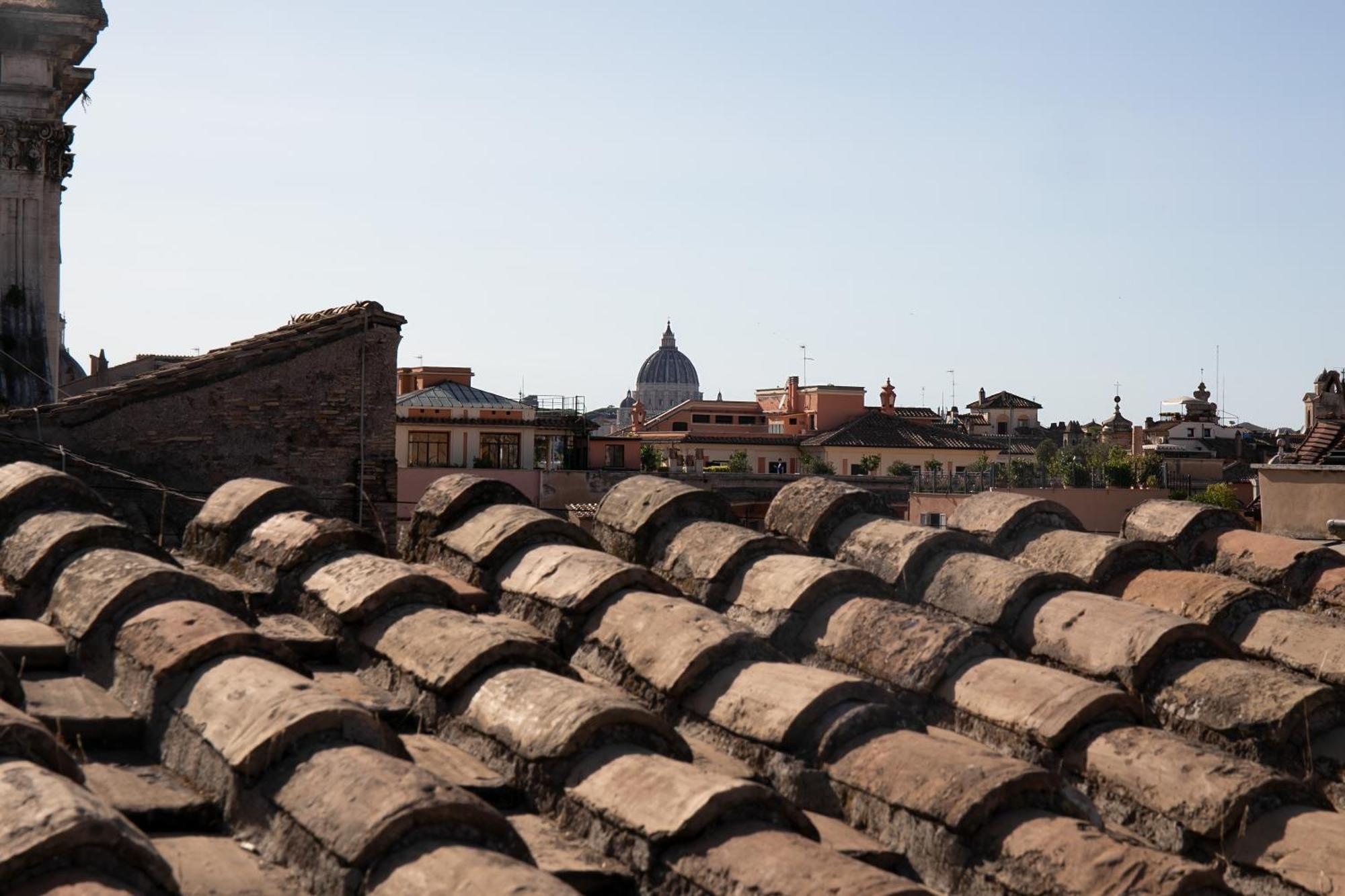 Hotel Caravita Ρώμη Εξωτερικό φωτογραφία The roof of the church