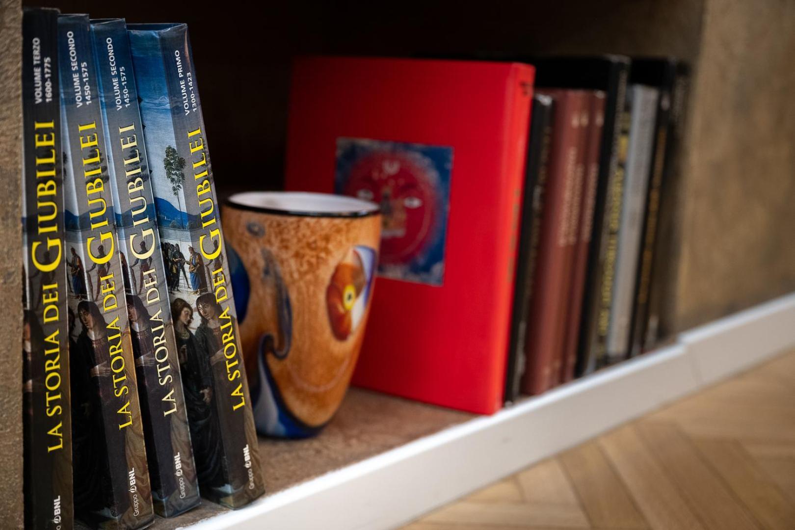 Hotel Caravita Ρώμη Εξωτερικό φωτογραφία The Lord of the Rings trilogy on a bookshelf